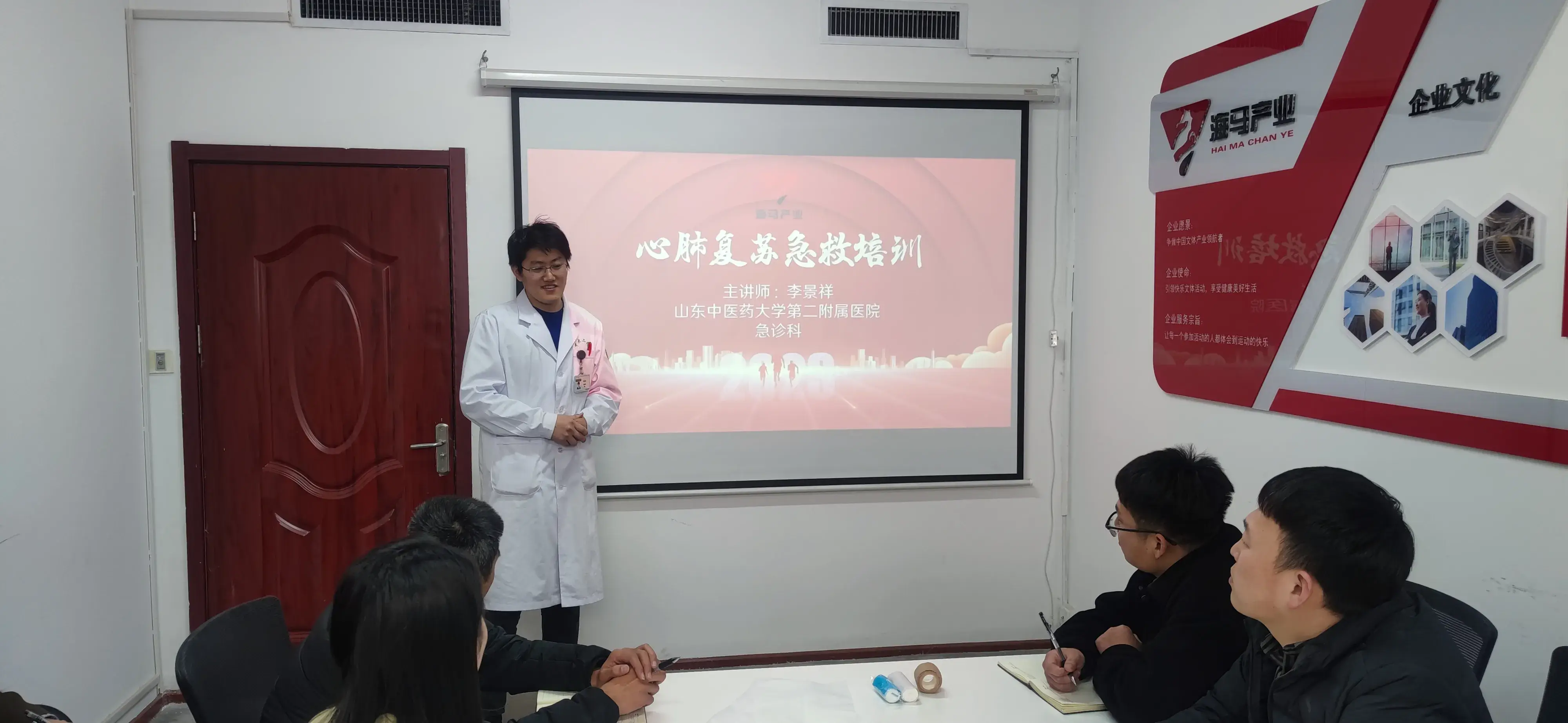 欧陆娱乐组织进行心肺复苏急救培训